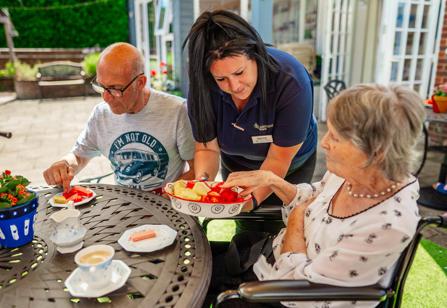 Best Care Home In Buckinghamshire - Lunch In The Garden